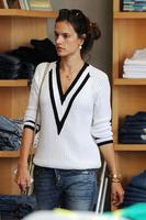 alessandra_ambrosio_shopping_at_blue_planet_store_in_santa_monica_5.jpg