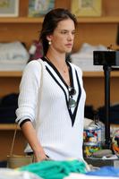 alessandra_ambrosio_shopping_at_blue_planet_store_in_santa_monica_7.jpg