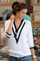 alessandra_ambrosio_shopping_at_blue_planet_store_in_santa_monica_13.jpg