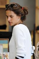 alessandra_ambrosio_shopping_at_blue_planet_store_in_santa_monica_14.jpg