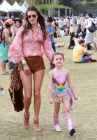 1446848_alessandra_ambrosio_et_sa_fille_anja_le_950x0_1.jpg