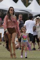 alessandra_ambrosio_nestandard1.jpg