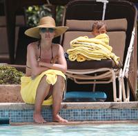 heidi_klum_wearing_a_bikini_at_a_pool_in_the_bahamas__2.jpg