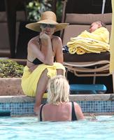 heidi_klum_wearing_a_bikini_at_a_pool_in_the_bahamas__3.jpg