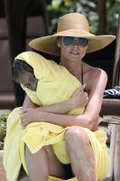 heidi_klum_wearing_a_bikini_at_a_pool_in_the_bahamas__4.jpg