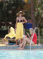 heidi_klum_wearing_a_bikini_at_a_pool_in_the_bahamas__8.jpg
