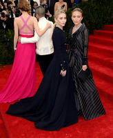 Near_staircase_Ashley_Mary_Kate_Olsen_were_joined_another.jpg