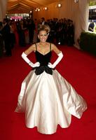 445758_actress_sarah_jessica_parker_arrives_at_the_metropolitan_museum_of_art.jpg