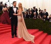 Ryan_Reynolds_Blake_Lively_stopped_landing.jpg