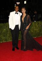 445836_beyonce_and_her_husband_jay_z_arrive_at_the_metropolitan_museum_of_art.jpg