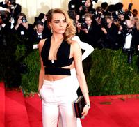 cara_delevigne_arrives_at_the_78c0_diaporama.jpg