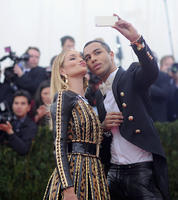 Rosie_Huntington_Whiteley_got_close_designer_Olivier_Rousteing.jpg