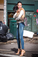 adriana_lima_maybelline_050614_14.jpg