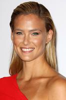 Bar_Refaeli_Vogue_23May14_Rex_b_1.jpg