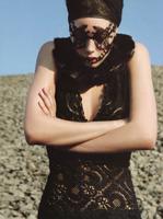 vogue_it_oct2005_6_doutzen_kroes_ph_inez_n_vinoo_5.jpg