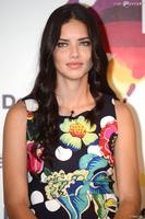 1523809_adriana_lima_fait_des_dedicaces_lors_950x0_1.jpg