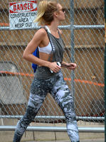 Candice_Swanepoel_Wearing_Tights_Leaving_the_Gym_in_NYC__06.jpg
