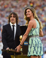 Gisele_B__ndchen_presented_World_Cup_trophy_ahead_game.jpg