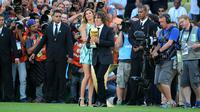 gisele_bundchen_e_o_espanhol_carles_puyol_entram_no_gramado_do_maracana_levando_a_taca_da_copa_do_mundo_1405277774762_1920x1079.jpg