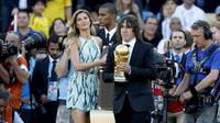 Puyol_y_Gisele_B__ndchen_entregan_la_Copa_del_Mundo.jpg