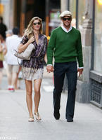 Gisele_Bundchen_Tom_Brady_Kissing_NYC_Pictures__3_.jpg