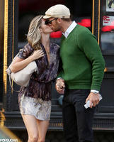 Gisele_Bundchen_Tom_Brady_Kissing_NYC_Pictures__4_.jpg
