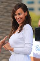 irina_shayk_appears_on_extra_to_promote_hercules_11.jpg