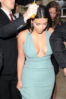 kim_kardashian_at_valentino_fashion_show_in_paris_2.jpg