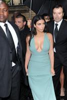 kim_kardashian_at_valentino_fashion_show_in_paris_3.jpg