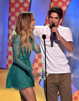 Jennifer_Lopez_Tyler_Posey_2014_Teen_Choice_Awards.jpg