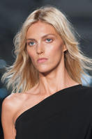 Versus_Spring_2015_Details_mhmRue_og1nx.jpg