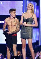 justin_bieber_strips_to_his_underwear_fashion_rocks_07.jpg