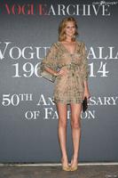 1595017_toni_garrn_nbsp_photocall_de_la_950x0_1.jpg