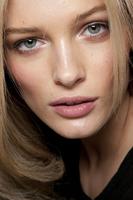 Dolce_Gabbana_Fall_2011_Backstage_6QQm8tz_VtTx.jpg