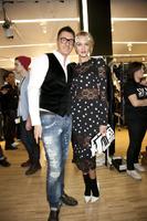 Dolce_Gabbana_Fall_2011_Backstage_HBYxzk47Oh9x.jpg