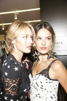 Dolce_Gabbana_Fall_2011_Backstage_BkuSkCM5ozlx.jpg