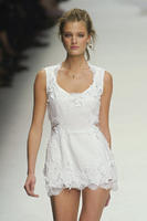 Dolce_Gabbana_Spring_2011_PbzZ449sKoRx.jpg