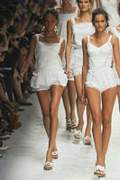 Dolce_Gabbana_Spring_2011_KliJNgOpyxzx.jpg