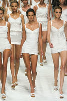 Dolce_Gabbana_Spring_2011_x7RFKEijFS0x.jpg