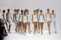 Dolce_Gabbana_Spring_2011_h8mVota0SU0x.jpg