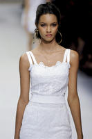 Dolce_Gabbana_Spring_2011_u0q8g3cvQ3qx.jpg
