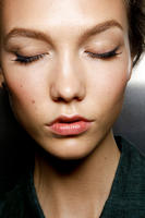 Dolce_Gabbana_Spring_2012_Backstage_KyGFwvOLNx_x.jpg