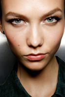 Dolce_Gabbana_Spring_2012_Backstage_lYAmMEW6js7x.jpg
