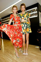 Dolce_Gabbana_Spring_2012_Backstage_4NF6cb6tldgx.jpg
