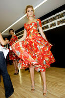 Dolce_Gabbana_Spring_2012_Backstage_R4Og3h87KXBx.jpg