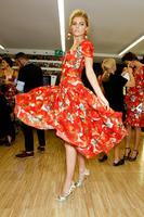 Dolce_Gabbana_Spring_2012_Backstage_VGbRherwR4Ix.jpg