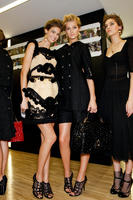 Dolce_Gabbana_Spring_2012_Backstage_rYABbG2tECSx.jpg