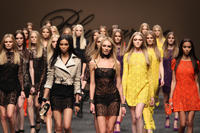 Blumarine_Fall_2011_uZWvJcjTULZx.jpg