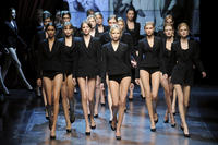 Dolce_Gabbana_Fall_2010_FZz46OP5f89x.jpg
