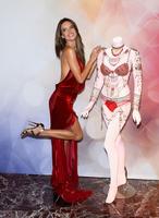 adriana_lima_and_alessandra_ambrosio_at_vs_secret_dream_fantasy_bra_debut_in_las_vegas_13.jpg